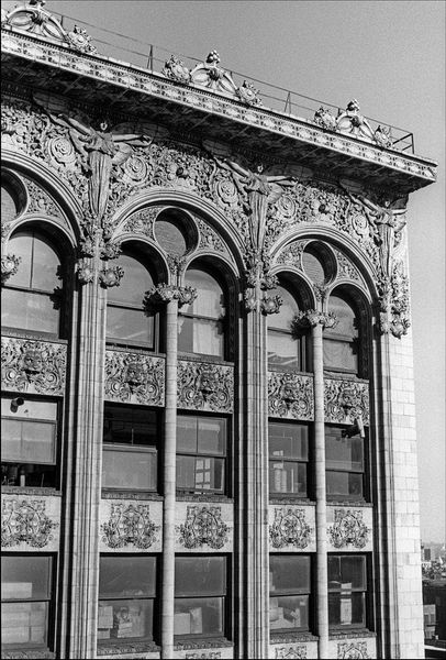 The Bayard-Condict Building🏙️, architect Louis Sullivan’s only NYC skyscraper, blends Chicago School engineering with ornate terra-cotta details. 

📸Captured by <a href="/SoHo_Blues/">Allan Tannenbaum</a>, it’s part of our NY in the ’70s-a collection of 120 iconic NYC photos:
pan-art-connections.com/collection/all…