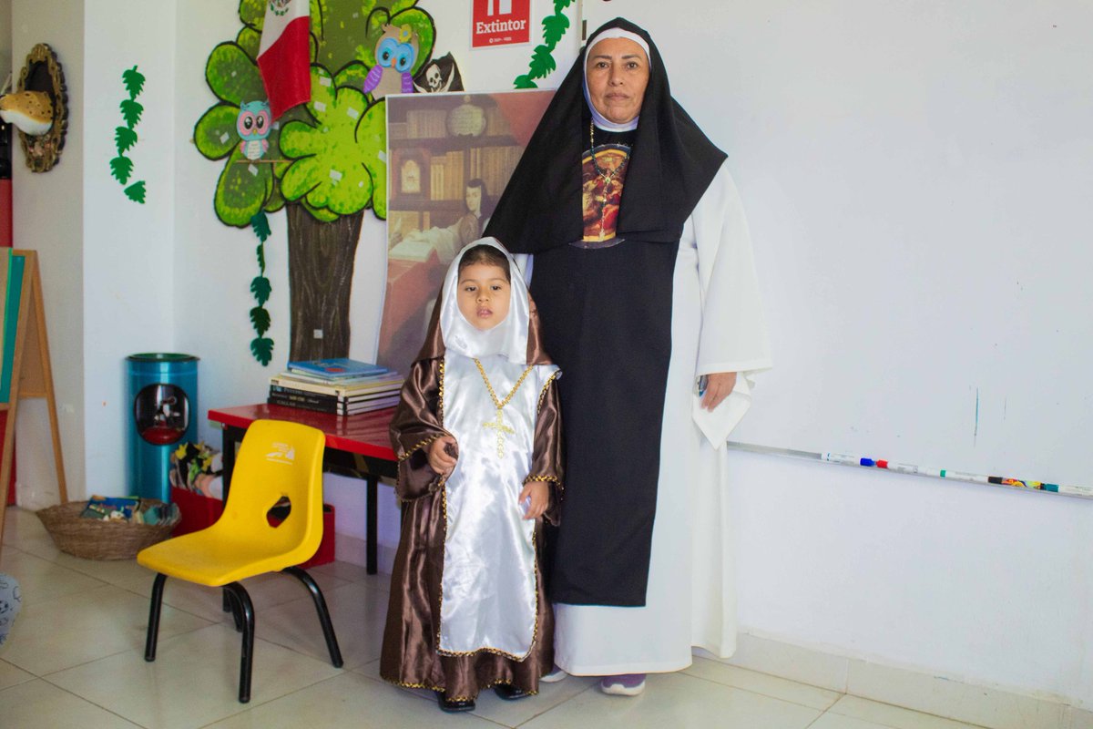 Issstecam's tweet image. Con la finalidad de fomentar el interés por la literatura en los niños y niñas del Preescolar CENDI ISSSTECAM, el área de Biblioteca presentó a los alumnos de los diferentes grados y grupos la vida y obra de Sor Juana Inés de la Cruz como un ícono mexicano de la literatura.