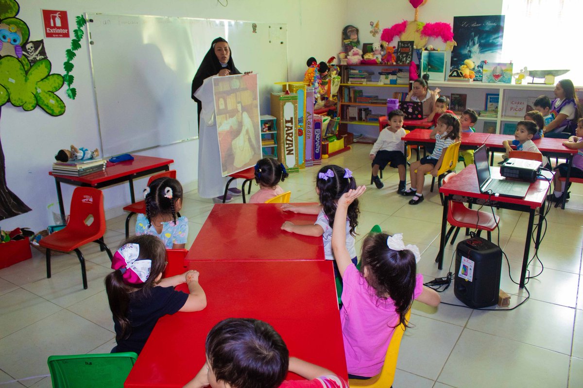 Issstecam's tweet image. Con la finalidad de fomentar el interés por la literatura en los niños y niñas del Preescolar CENDI ISSSTECAM, el área de Biblioteca presentó a los alumnos de los diferentes grados y grupos la vida y obra de Sor Juana Inés de la Cruz como un ícono mexicano de la literatura.