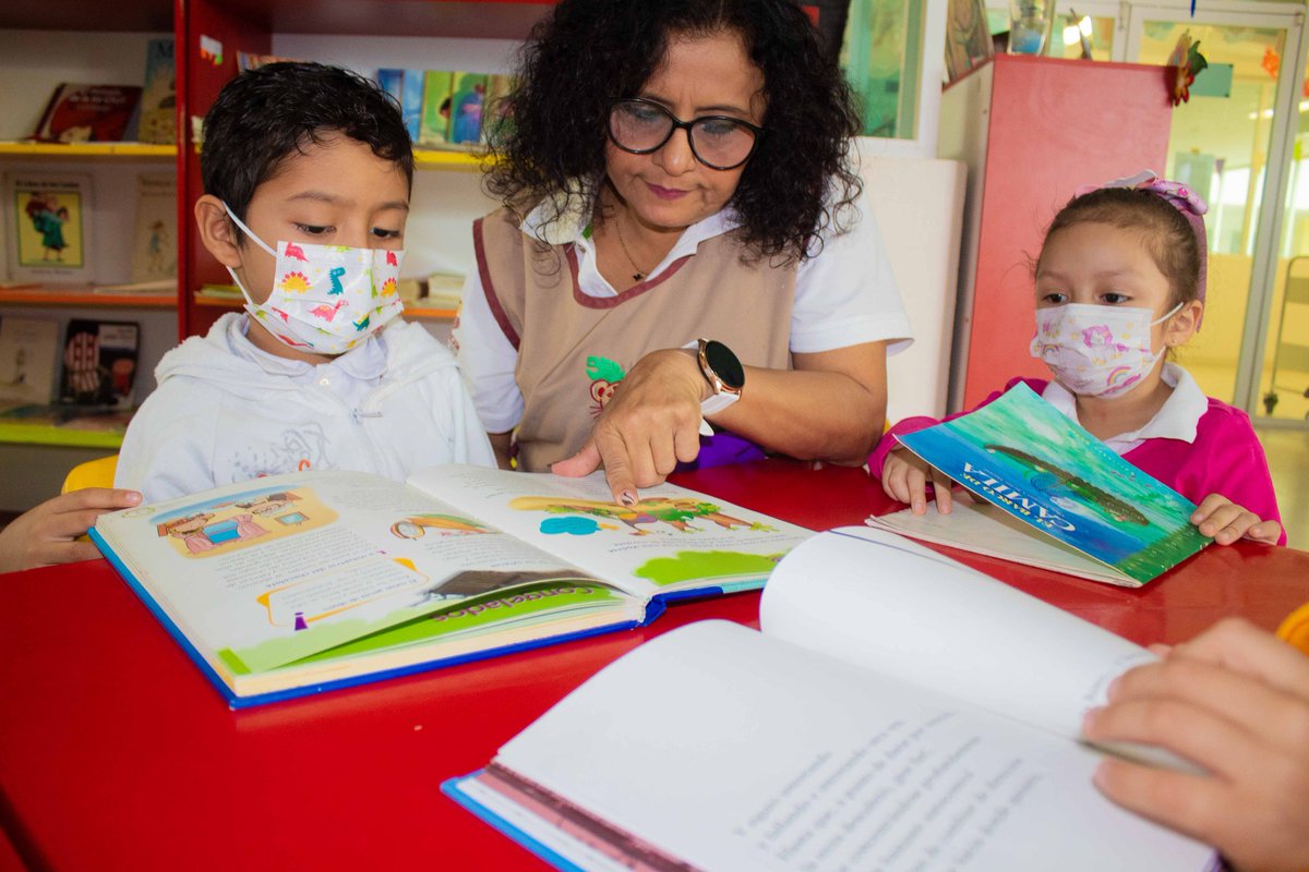 Issstecam's tweet image. Con la finalidad de fomentar el interés por la literatura en los niños y niñas del Preescolar CENDI ISSSTECAM, el área de Biblioteca presentó a los alumnos de los diferentes grados y grupos la vida y obra de Sor Juana Inés de la Cruz como un ícono mexicano de la literatura.
