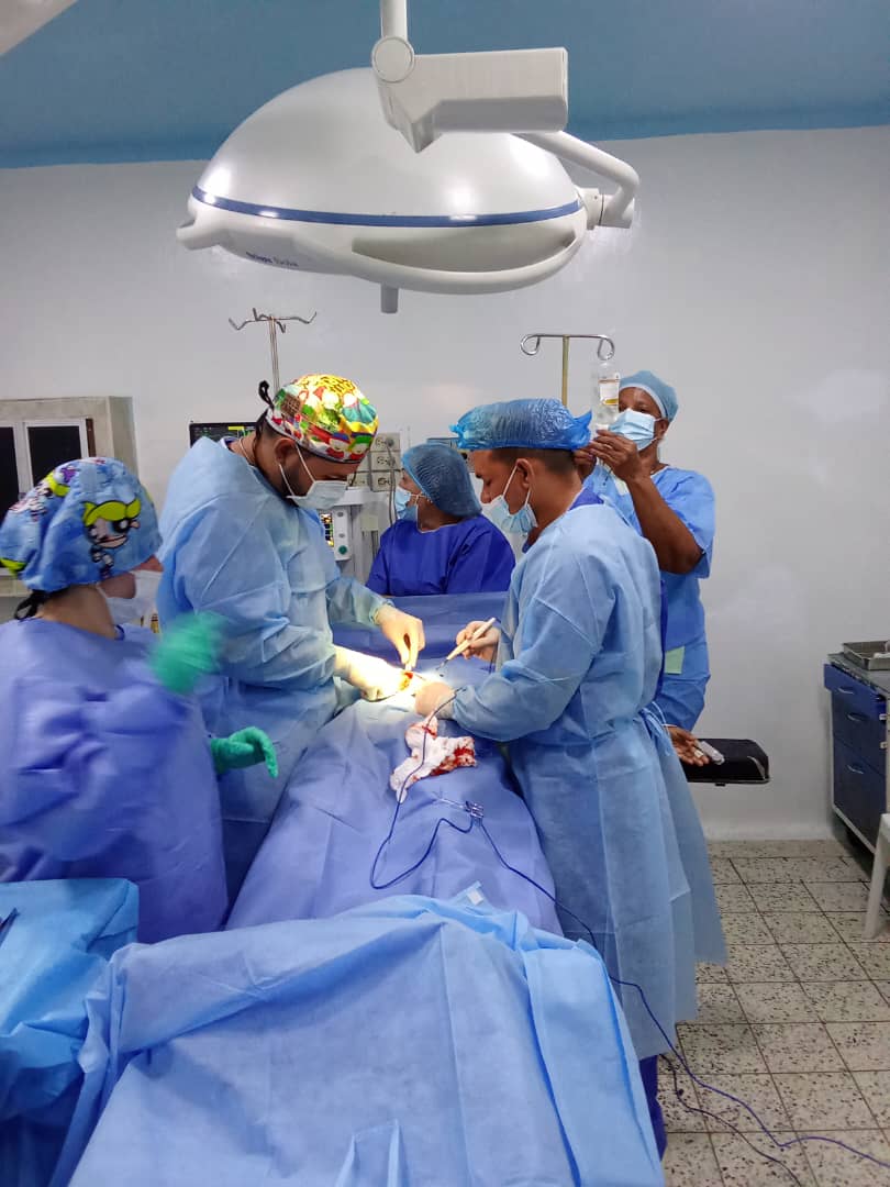 En el CDI Santa Bárbara, el equipo quirúrgico Cubano-Venezolano realizó con éxito una cirugía electiva de Ginecología.

Destacamos la labor de la Enf. Instrumentista Marisol Ellis Thompson, pilar de habilidad y ética. ¡La salud integral es nuestra misión!

#CubaPorLaVida