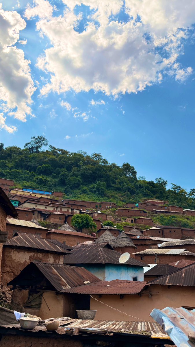 EiiScanty's tweet image. new video today at 5pm. 
the only hanging village in Ghana. 
a village isolated deep in the mountains without network, no social media, no internet yet they live the best life. see you on YouTube 🇬🇭