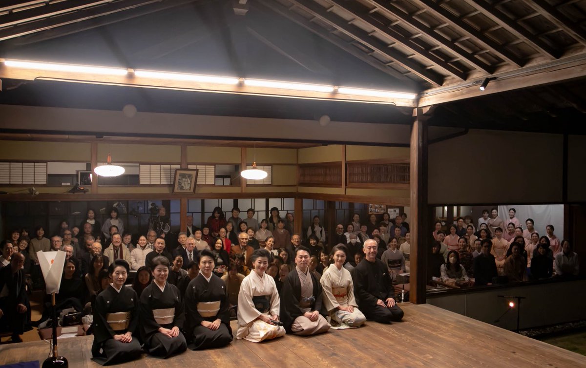 KSakura21's tweet photo. 白鳥佑佳　師籍30周年記念の会
沢山の方のお力添えを頂き無事に終えられた
今更ながらに感謝です

会場　地唄　お呈茶　オリジナルのお菓子　ご神事　お花　書　お香　笛　朗読　乾杯

私のやりたい事全てを盛り込んだ　細やかですけどとても贅沢な会だったと思います

心からの感謝を込めて https://t.co/tpb3zK4hI4