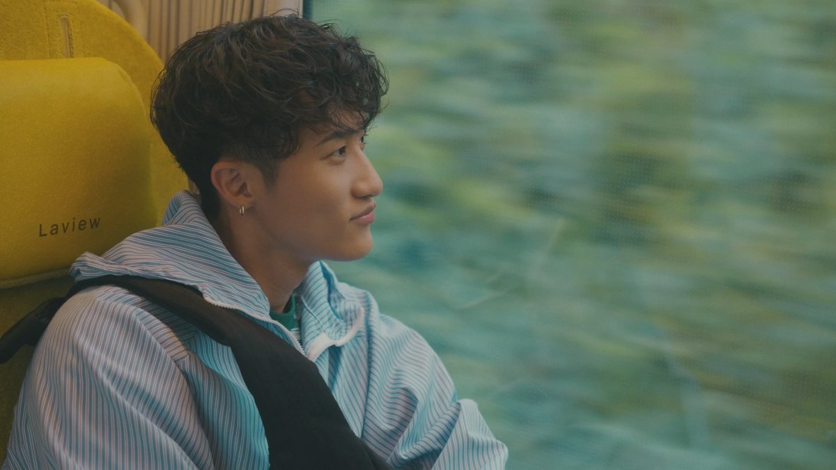 oricon's tweet image. Snow Man岩本照
地元・埼玉の「西武鉄道」新CM出演❗️
特急ラビューで秩父旅へ

メンバーカラーと同じ黄色の椅子に
「テンション上がりますね」💛

長瀞ラインくだりや陶芸に挑戦
秩父神社やグルメに大はしゃぎ✨️
うとうと寝顔も…😴

🎥動画6本＆インタビュー
oricon.co.jp/news/2419330/f…

#岩本照