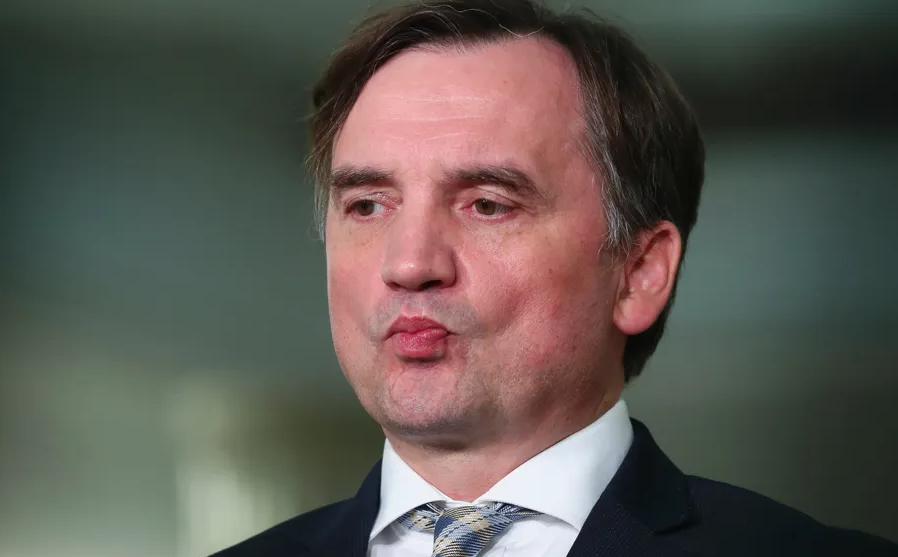 maggiepython's tweet image. Ziobro bez paszportu dyplomatycznego ‼️ Bitych 10 lat na to czekałam. Żeby poczuł się nawet nie jak tchórz, tylko jak szczur.

Parafrazując E. Wrzosek: 𝙍𝙖𝙩𝙩𝙪𝙨 𝙣𝙤𝙧𝙫𝙚𝙜𝙞𝙘𝙪𝙨, szczur wędrowny. W budynkach często przebywa w piwnicach, pod podłogą i w kanałach. Pycha ‼️