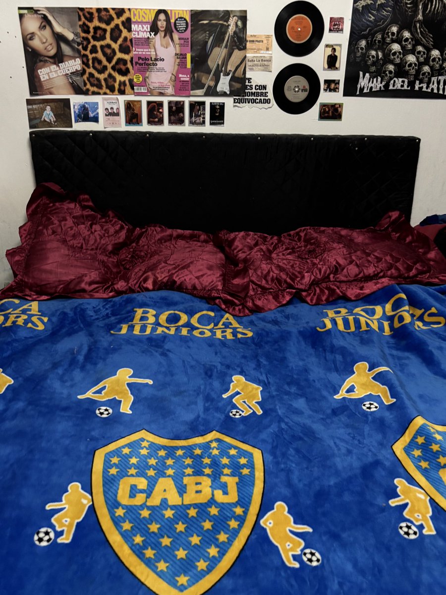 lujiaguss's tweet image. sisi chicas pasen a mi habitación noooo chicas por que se desbombachan