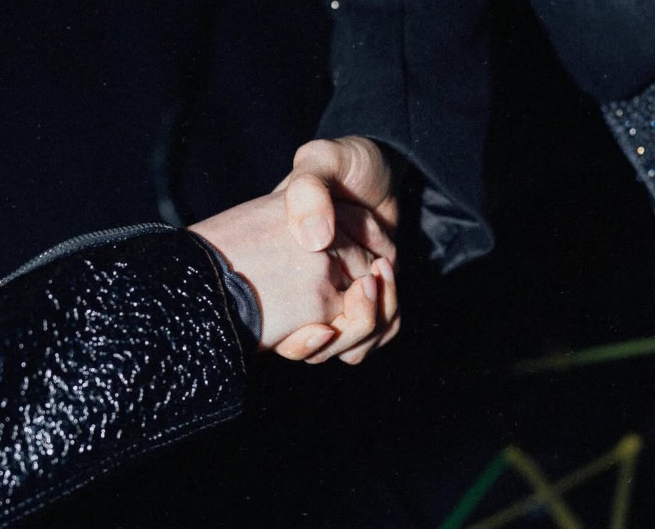 NDOMKB's tweet image. ถึงจะเป็นทีมหลัว ผมก็อยากให้แม็กกี้บาสจับมือกันเดินข้างกันตลอดนะ จากใจเราซัพพอร์ตได้แค่ห่างๆ แต่พี่แม็กกี้เขาอยู่ข้างๆ คอยรับฟังน้องบาสได้ตั้ง 3-4 ชม. (หรือมากกว่านั้น) มีแค่คำเชื่อมนอกนั้นเป็นผู้ฟังที่ดี คนที่รับฟังน้องได้ขนาดนี้ต้องพี่แม็กกี้แล้วละ ฝากด้วยนะพี่แม็กกี้…