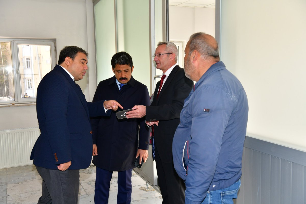 KirsehirValilik's tweet photo. Valimiz @DemiryurekSefa, Valiliğimiz öncülüğünde Sosyal Yardımlaşma ve Dayanışma Vakfı'nca yakın zaman sonra Aşıkpaşa Aile Destek Merkezi olarak hizmet verecek olan binada devam eden tadilat çalışmalarını inceledi. https://t.co/G9ujE26dH7