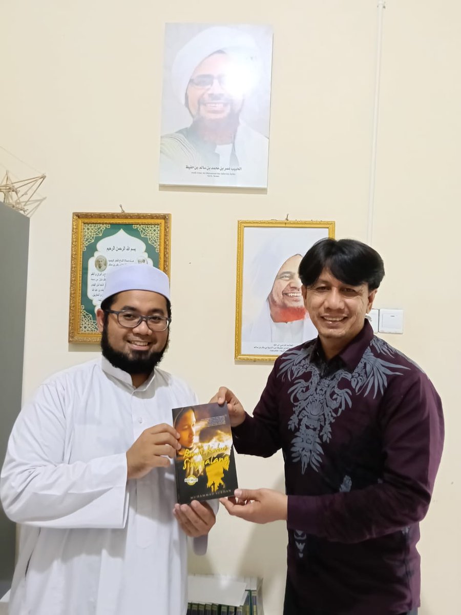 Novel “Rinai Kabut Singgalang” juga bisa dibaca di Perpustakaan Pondok Pesantren Darut Thalib, Kota Solok, Sumatra Barat. Terima kasih Pimpinan Pondok Pesantren Darut Thalib, Ustaz Boby Gustiadi. Salam sehat dan sukses selalu. Tabik.