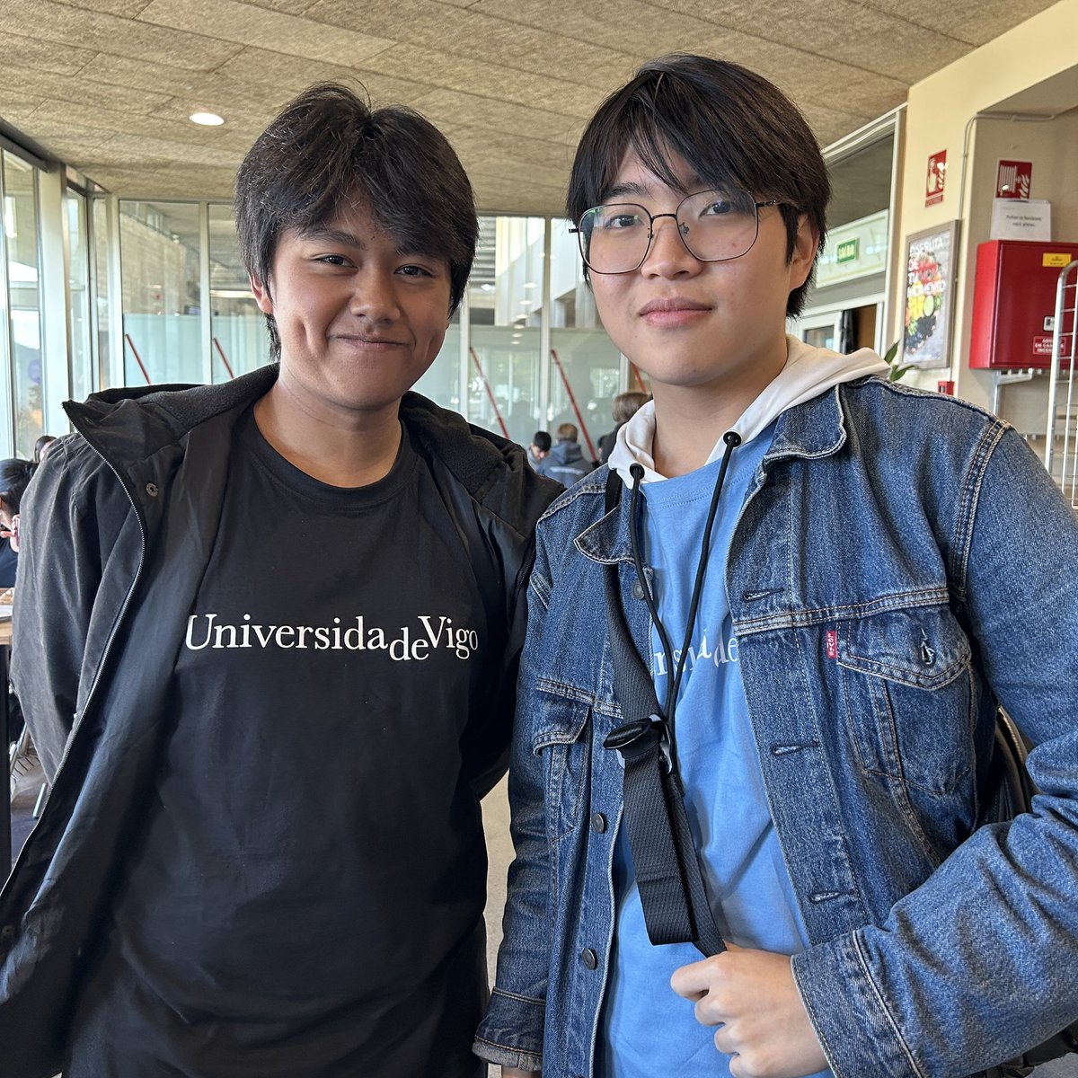 CdlUvigo's tweet image. 👕 Our #LCA students Michael Joshua de Vera, from 🇵🇭 the Philippines, and Grant Kenneth Lie, from 🇮🇩 Indonesia, are proud of wearing their #UVigo t-shirts! ☺️

#centrodelinguasUVIGO @uvigo @fccxxt @campusspain #SomosUVigo #uvigo100x100