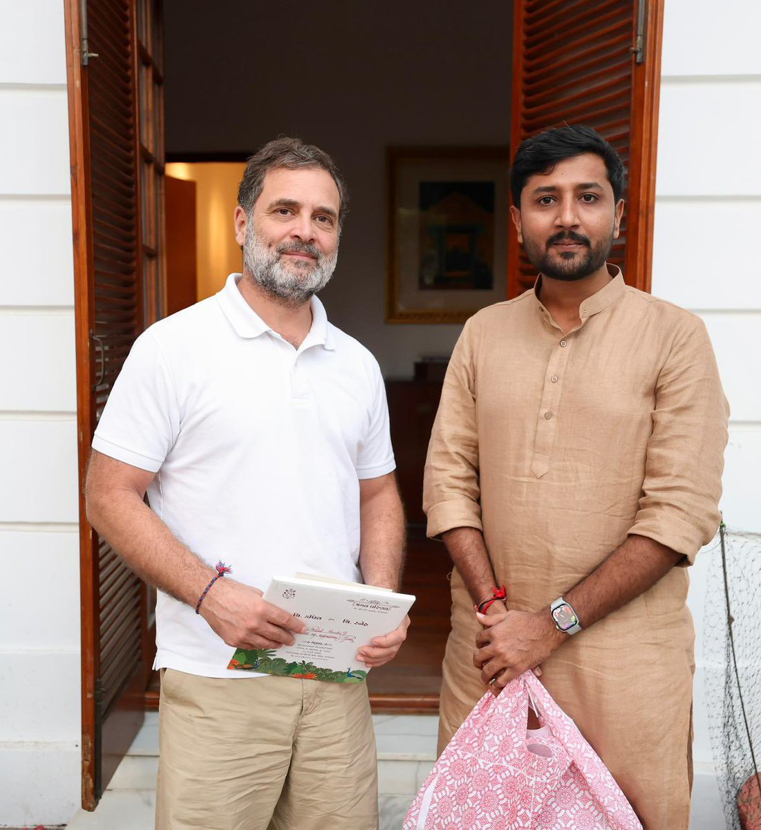 आज लोकसभा नेता विपक्ष “जननायक” श्री राहुल गांधी जी से उनके निवास पर मुलाक़ात कर मेरी शादी में पधारने का न्योता दिया 😊🙏

A moment to remember forever with the leader who inspires millions..!!✨💫
Thank you <a href="/RahulGandhi/">Rahul Gandhi</a> ji..!! 🙏