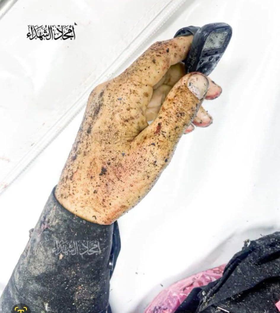 mohammedA_whidi's tweet image. أحد شهداء السابع من اكتوبر افرج الاحتلال
 عن جثمانه و مازال متمسكا فى اله التسبيح

يالحسرتنا نحن💔