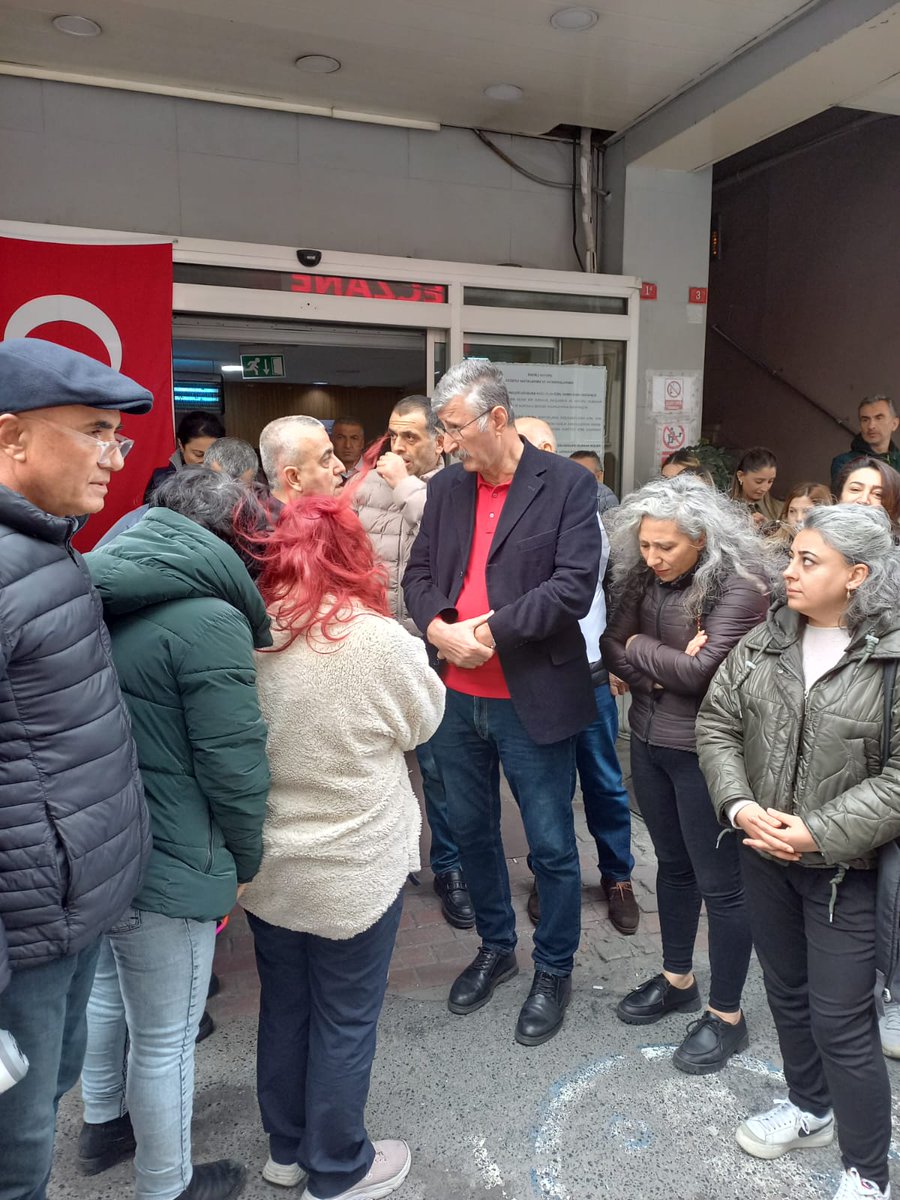solbeyoglu's tweet image. Bir süre önce Şafak Hastaneler Grubuna devredilen Özel Okmeydanı Hastanesinin yeni sahipleri, hastane binasının deprem riski olduğu gerekçesiyle onlarca çalışanı işten çıkarmaya ve özlük haklarını gasbetmeye çalışıyor.  Çalışan emekçiler haklarını alana kadar yanlarındayız.