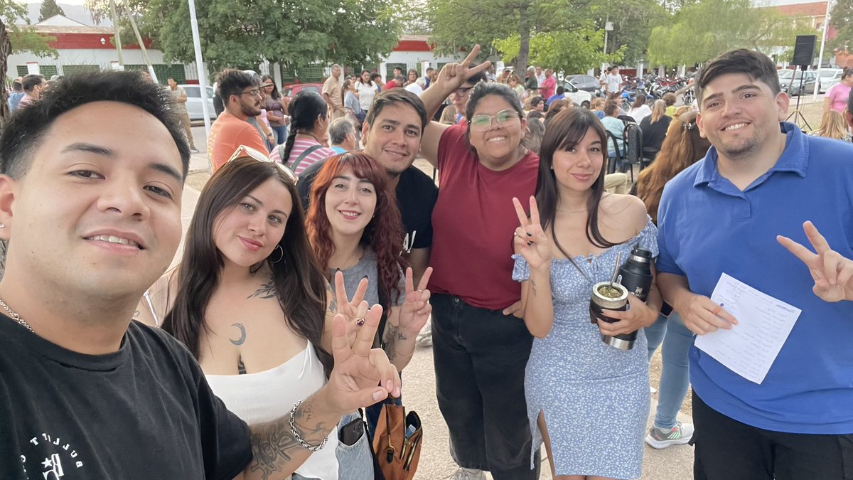 Ayer el <a href="/PJdelarioja/">Partido Justicialista Riojano</a> hizo reconocimientos en el marco del día del militante. Fue un completo orgullo entregar la distinción a mi viejo que estuvo en la primera línea de fuego (triage del Fátima) en pandemia. También nos entregaron a <a href="/sentimientofed1/">sentimiento federal</a> por nuestra militancia✌🏼💙