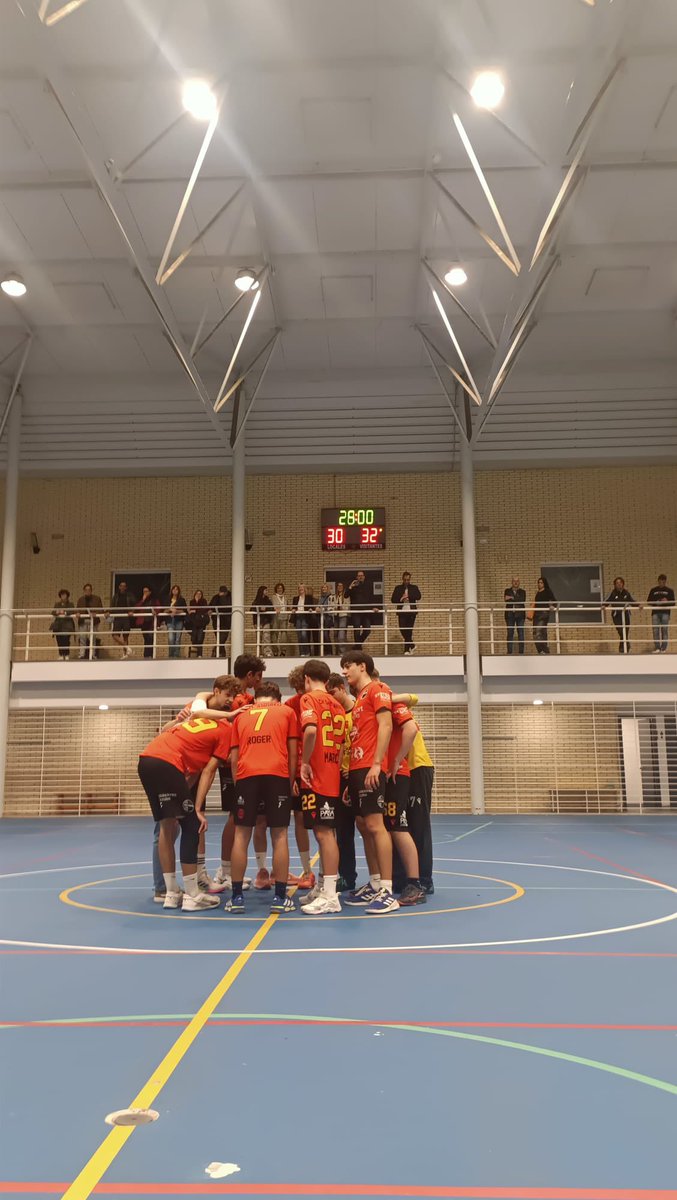 Triomf del Juvenil Masculí B al camp del Claret, fins ara líder del grup. Molta bona feina, nois!🧡🖤🧡