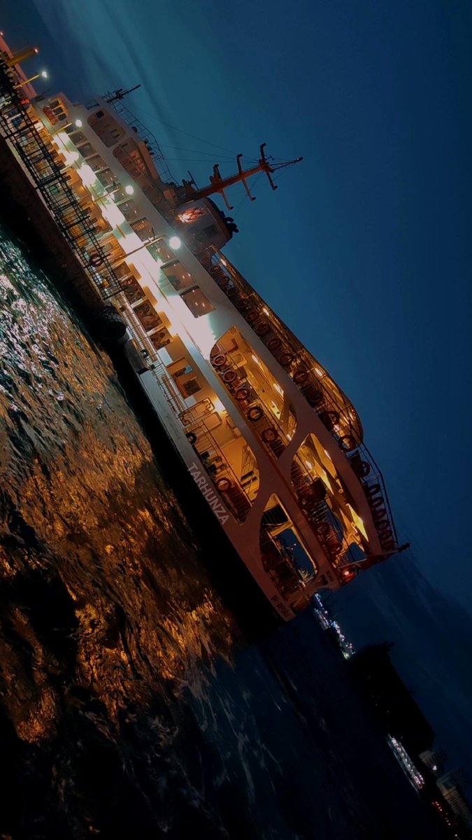 Her dalga, Kadıköy'den Beşiktaş’a bir mektup taşır sanki, 
Gün boyu sakladığı bütün yorgunlukları karanlığa bırakmak ister gibi...