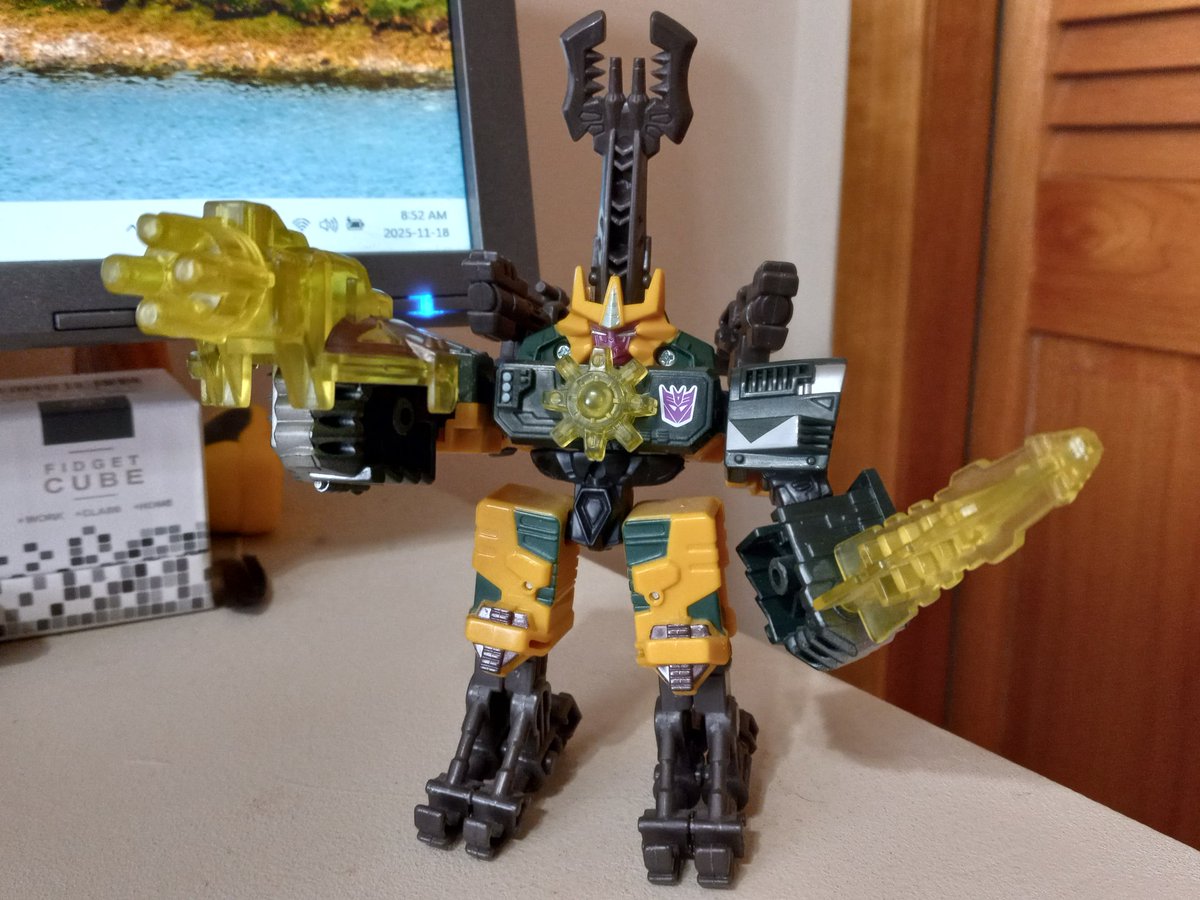 KBarnNow's tweet image. GOOD MORNING MINTO!!!

My desk friend today is an Insecticon drone from Transformers Energon!

He&apos;s a bug. He likes to devour and harvest Energon. That&apos;s about it.