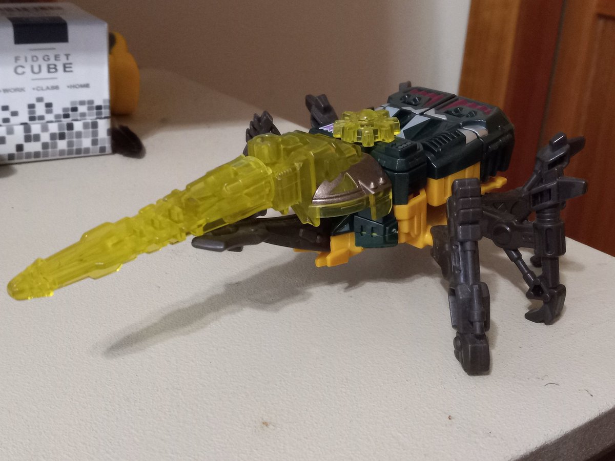 KBarnNow's tweet image. GOOD MORNING MINTO!!!

My desk friend today is an Insecticon drone from Transformers Energon!

He&apos;s a bug. He likes to devour and harvest Energon. That&apos;s about it.