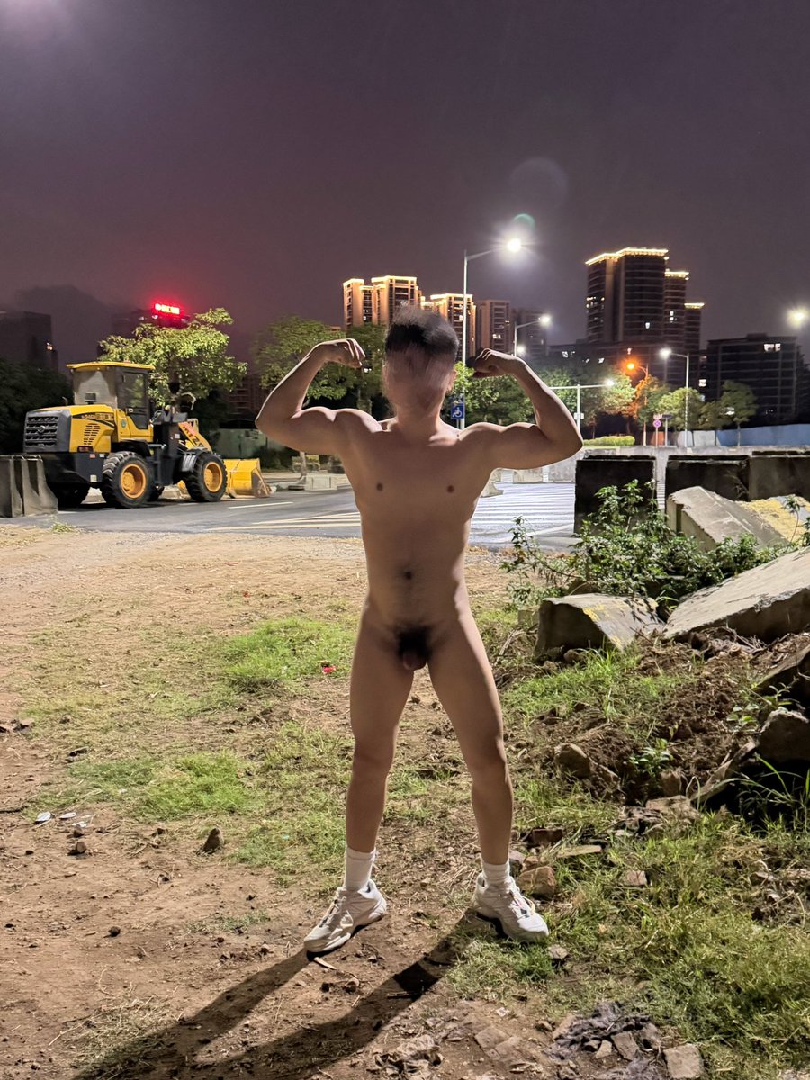 在马路边

#暴露 #野裸 #outdoors