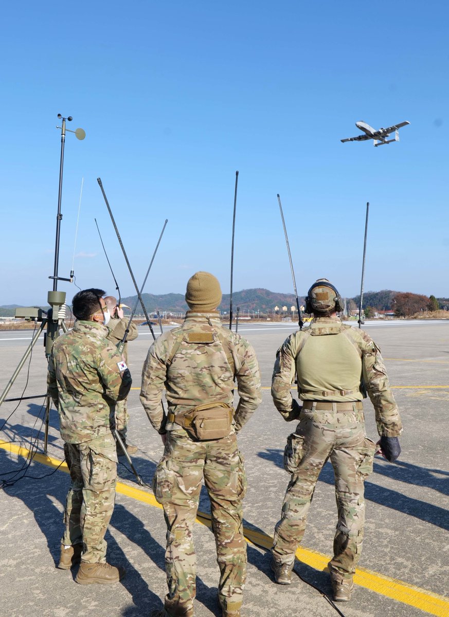 CombatControlFn's tweet image. Yeongju, #SouthKorea (November 16, 2022): U.S. and Republic of Korea (RoK) Air Force Combat Controllers executed a high-stakes combined combat readiness event, successfully establishing and controlling a public roadway converted into an &quot;emergency landing strip.&quot;