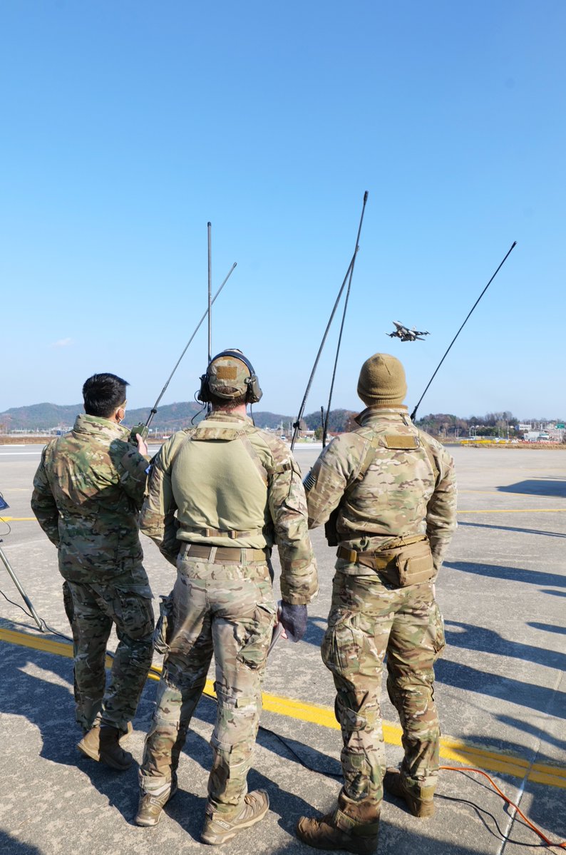 CombatControlFn's tweet image. Yeongju, #SouthKorea (November 16, 2022): U.S. and Republic of Korea (RoK) Air Force Combat Controllers executed a high-stakes combined combat readiness event, successfully establishing and controlling a public roadway converted into an &quot;emergency landing strip.&quot;