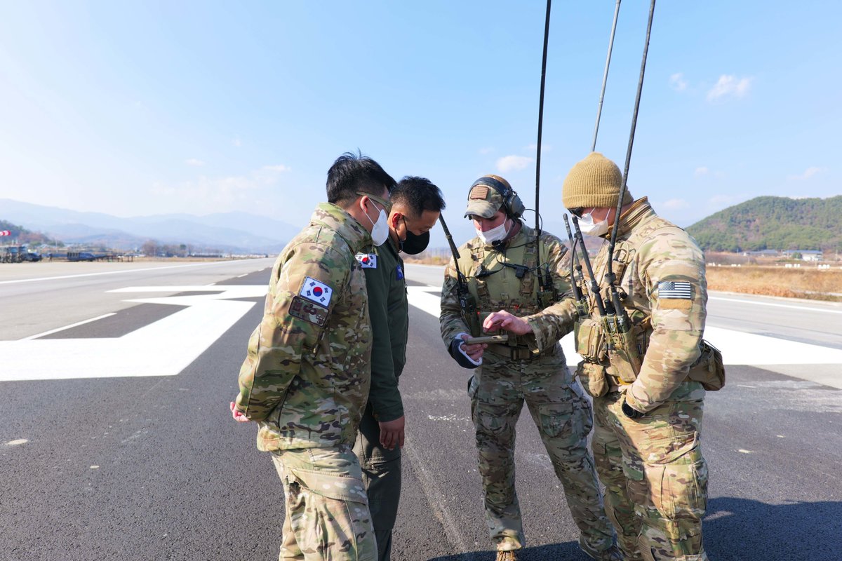 CombatControlFn's tweet image. Yeongju, #SouthKorea (November 16, 2022): U.S. and Republic of Korea (RoK) Air Force Combat Controllers executed a high-stakes combined combat readiness event, successfully establishing and controlling a public roadway converted into an &quot;emergency landing strip.&quot;