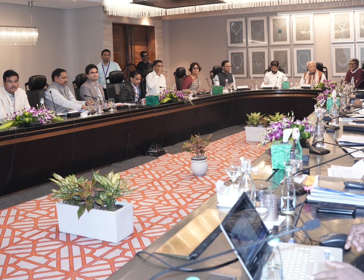 JacobBhoompag's tweet image. 🚇 Transforming Urban Mobility in Hyderabad

The Regional Meeting of Urban Development Ministers of South-Western States was held today in Hyderabad, attended by Union Housing &amp;amp; Urban Affairs Minister @mlkhattar  and Chief Minister A. @revanth_anumula Reddy. 🇮🇳🤝🇮🇳

📍 The Union…