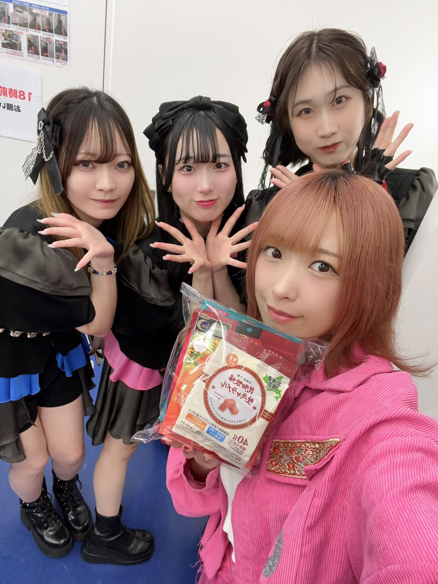 おばちさんとのこの写真 ことにゃん足どーなってんの笑笑笑笑笑笑笑