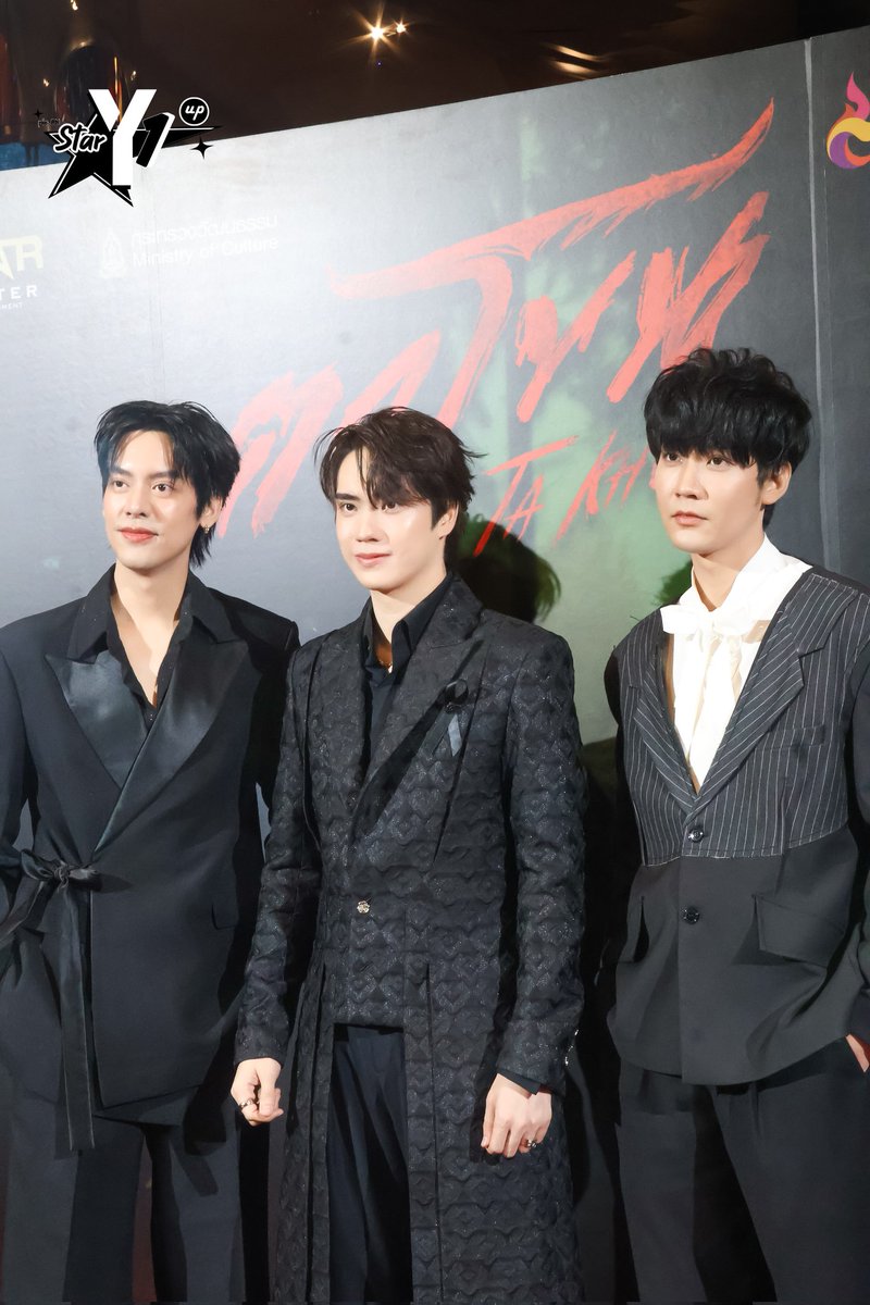 "คิมม่อน-เต้-ตี๋" ร่วมเดิน Red Carpet ในงานรอบปฐมทัศน์ภาพยนตร์ "ตาโขน The Cursed Mask"

#ขุณขิมมอญ #TaeDarvid #TEeThanapon 
#ตาโขนGALAPREMIERExTeeThanapon 
#ตาโขนGALAPREMIERE
#TaKhonTheCursedMask
#ตาโขน #TaKhon