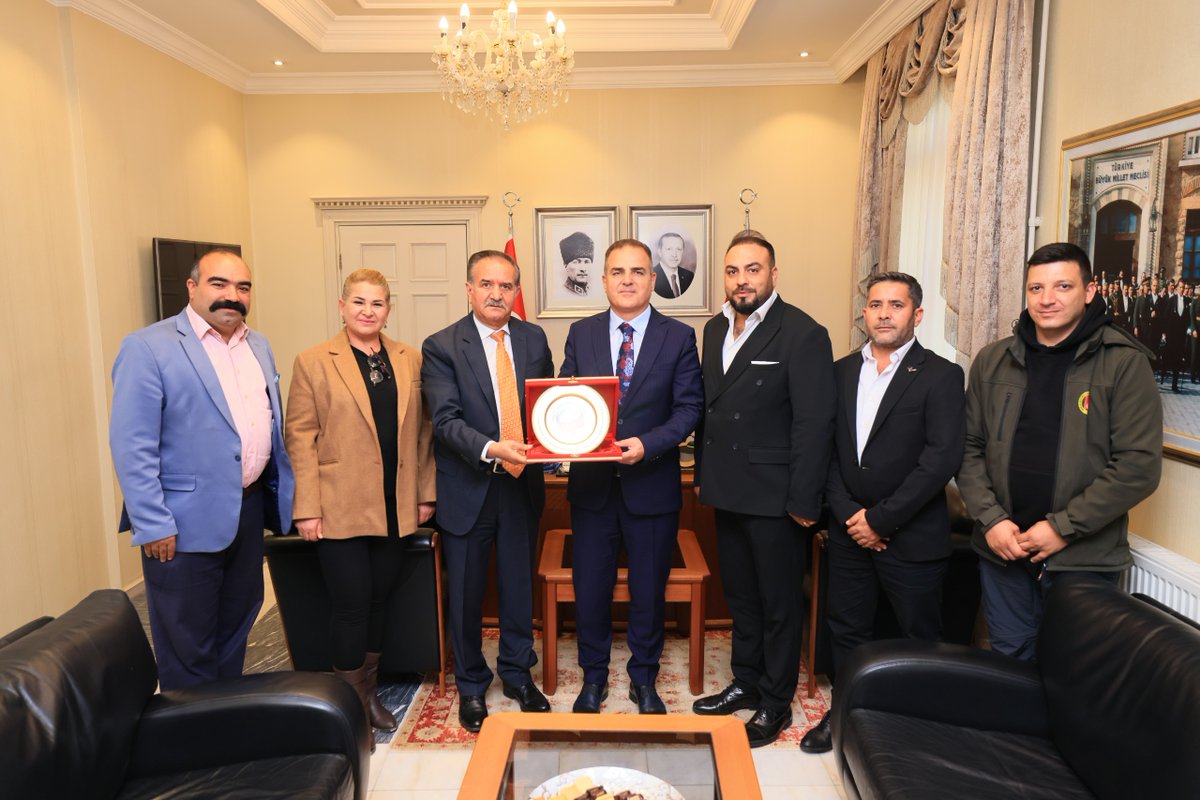 Türkiye Spor Yazarları Derneği (TSYD) Genel Merkez Şubeler Sorumlusu Kemal Çağlayan, TSYD Muğla Temsilcisi Eren Ayhan ve ilçe temsilcileri, Valimiz Sayın Dr. İdris Akbıyık'ı ziyaret etti.   

Ziyarette Kemal Çağlayan ve Eren Ayhan, Valimiz Sayın Dr. İdris Akbıyık'a spora verdiği