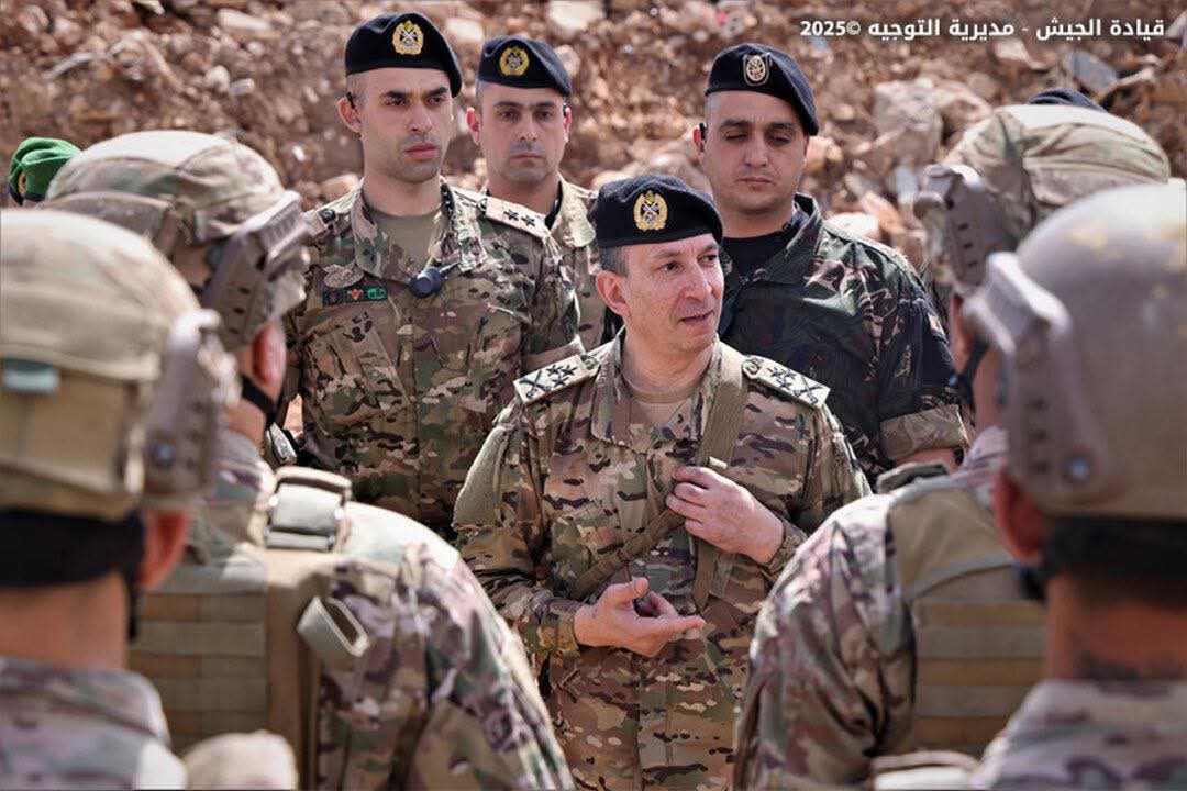 هيدي البدلة بتشرّفك إنت و حزبك و "ج.ج."  تبعك.
إنت و حزبك و خواريفك صار لازمكن ترباية، و رح تتربو بعد كم شهر بالإنتخابات.
#شرف_تضحية_وفاء