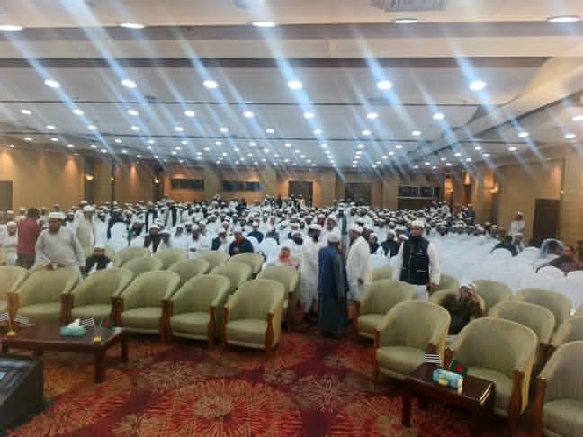 پروگرام کا آغاز ہوگیا ۔
کچھ ہی دیر میں 
مہمان خصوصی 
قائد ملت اسلامیہ حضرت مولانا فضل الرحمان صاحب کی  تشریف آوری ہوگی۔