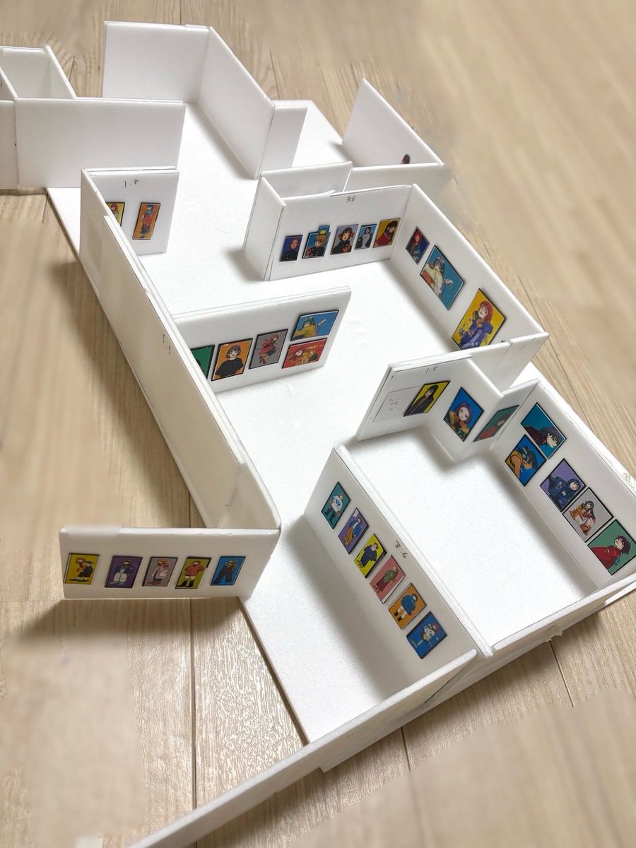 遅くなりました！個展ありがとうございました！すごく元気をもらえました。頑張ります！
写真は個展レイアウトのために手作りした1/20ミニ個展模型です。