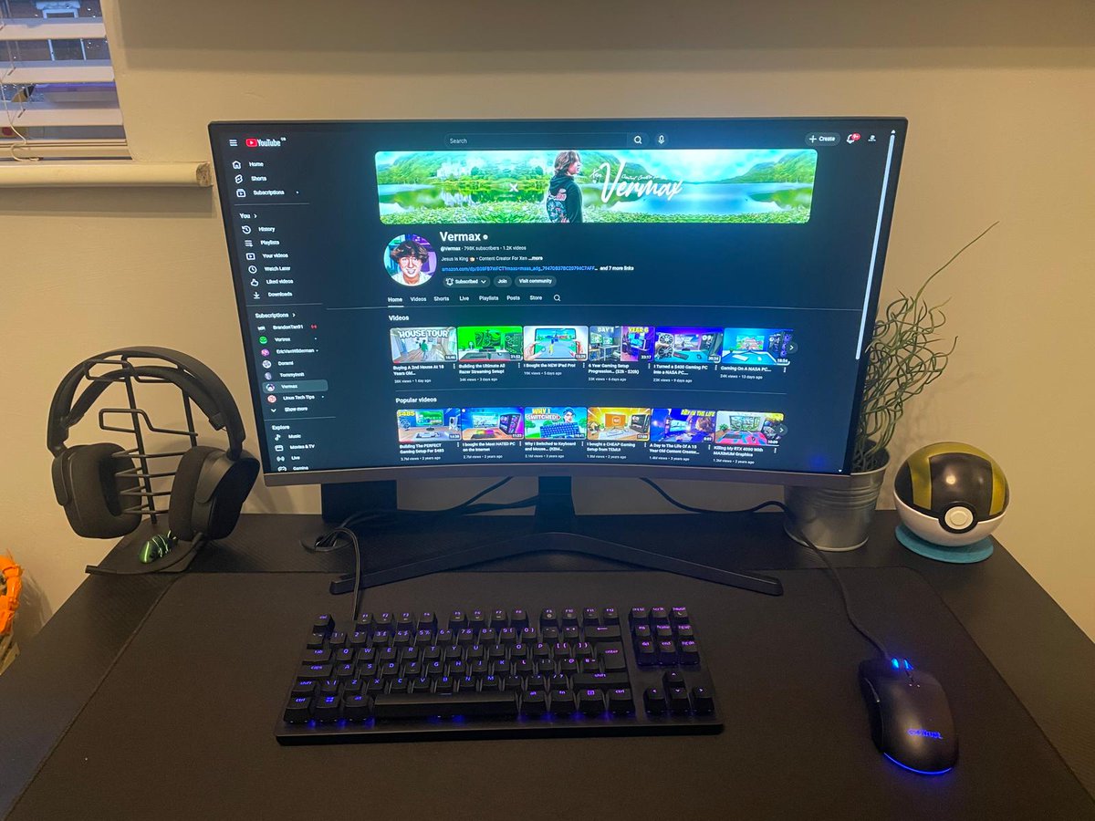 YTZ3NITH's tweet photo. @Vermaxtv Heres mine, I'm running on a laptop with a Ryzen 5 3500U, integrated graphics. 
 - 60hz 1080p 27" curved Samsung monitor
 - Razer Huntsman TKL V2
 - Some random ahh mouse w/ 8000hz polling rate
 - ADX WHS09 Headphones

I have your desktop wallpaper as well, managed to find it :) https://t.co/QXRbIFYdFT