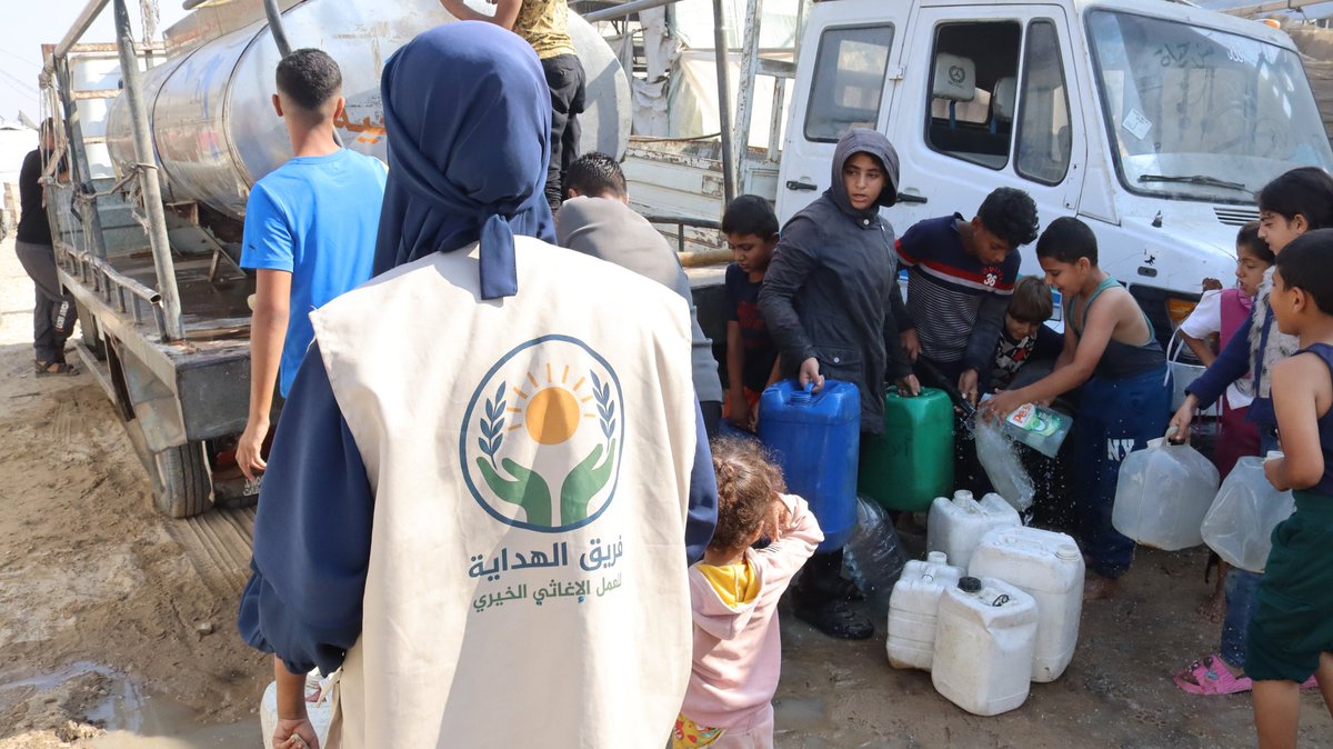 السلام عليكم ورحمة الله وبركاته
مستمرّون بحمد الله في إغاثة أخواتنا في مخيمات النزوح، وذلك بتوفير الخيام للأسر التي تضررت خيامها. نسأل الله العظيم أن يخفف عنهم ما أصابهم، وأن يُعوّضهم خيرًا عمّا فقدوا.

يا إخوة… يا أهل الخير أتمنى منكم دعمنا والاشتراك في قناة التلجرام فلدي مشكلة