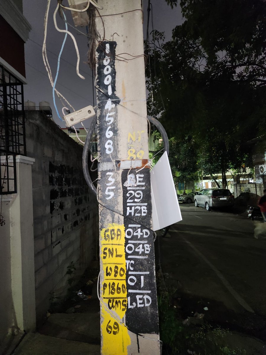SuganthPrem's tweet photo. @NammaBESCOM @BescomHelpline 
It has been 4 months since the street light worked.
No one is responding to Helpline calls. 
No one is attending. 
Every month - person comes to take reading and generate bill. 
But - no response to issues. Why? What to do ???
Loc - Kalyan nagar https://t.co/PAW5msGdQ8