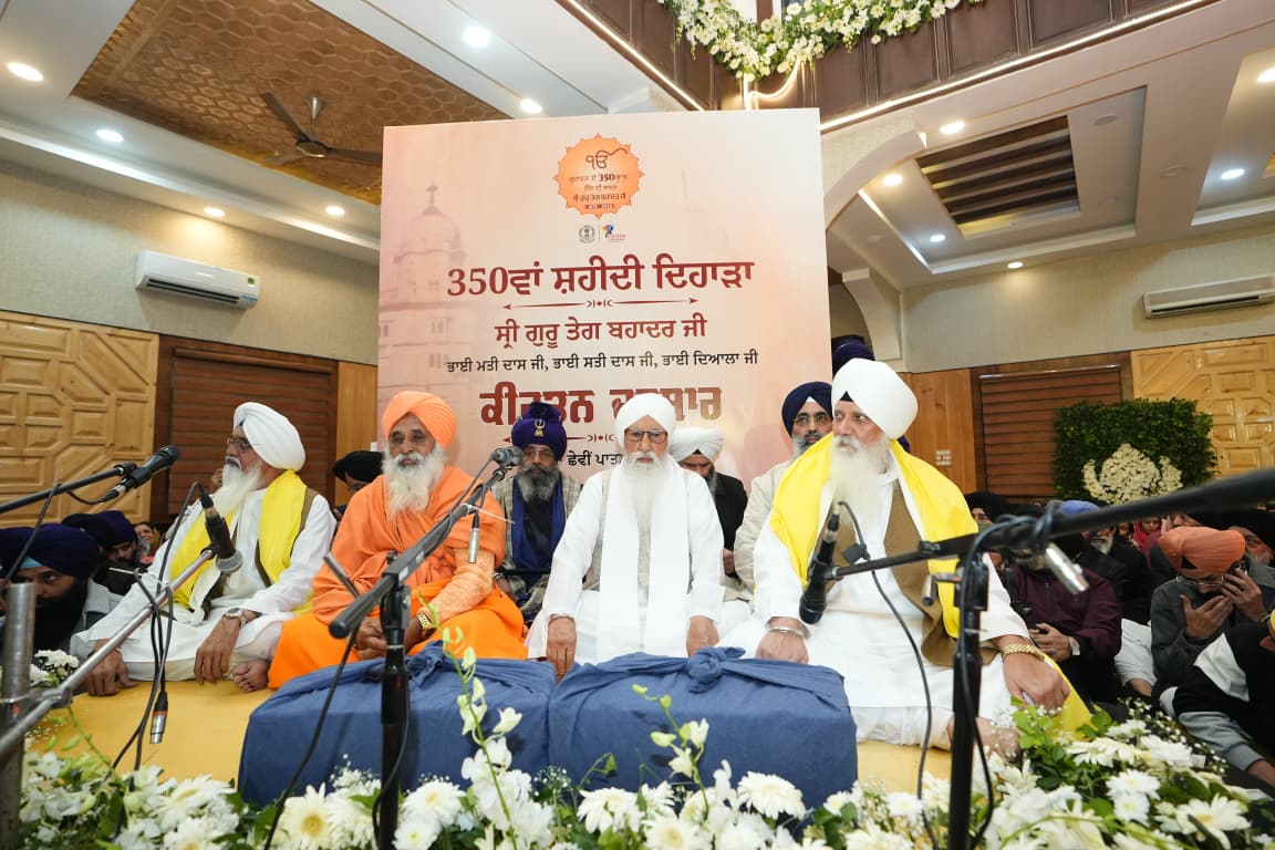 श्री गुरु तेग बहादुर जी की 350वीं शहीदी शताब्दी के अवसर पर गुरुद्वारा साहिब छठी पातशाही, श्रीनगर में आयोजित पावन कीर्तन दरबार में शामिल होने का सौभाग्य मिला। पहली बार इस पवित्र स्थान के दर्शन कर खुद को बेहद धन्य महसूस कर रहा हूँ। 

‘हिंद की चादर’ श्री गुरु तेग बहादुर जी की शहादत