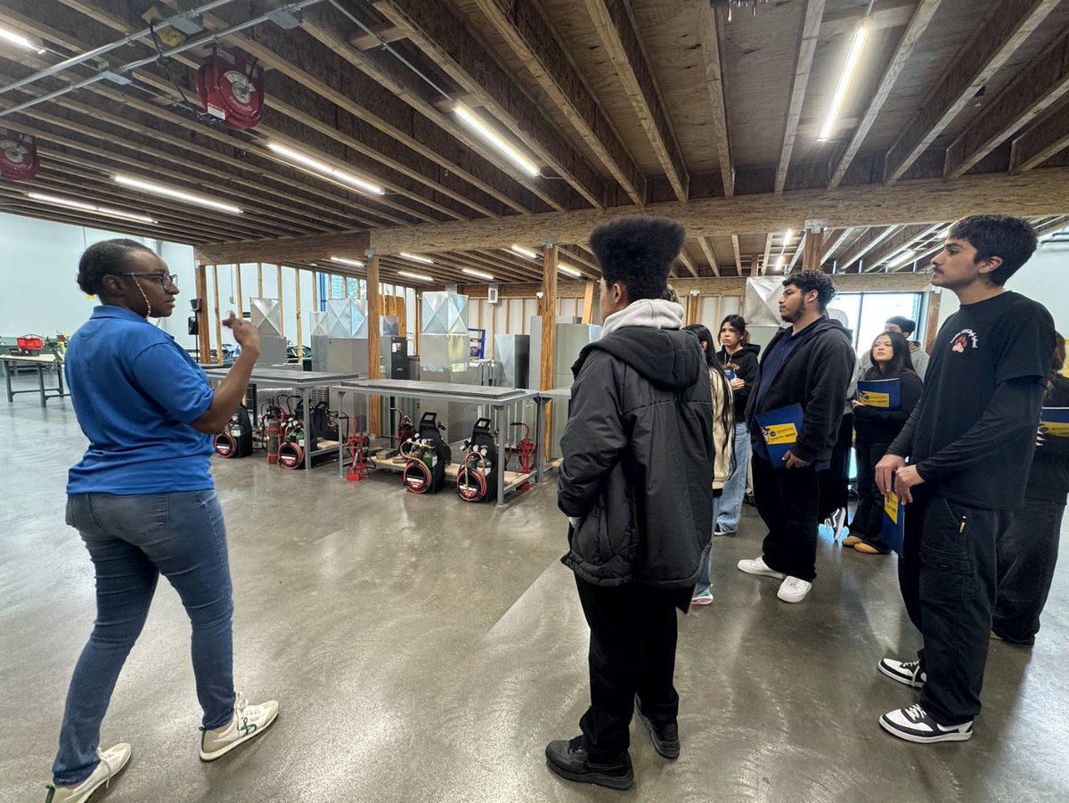 FrontierSchools's tweet image. Our #FSHS seniors recently visited the MCC Advanced Technical Institute! 🙌

They toured state-of-the-art facilities, met faculty, and learned about academic pathways. This experience will help them make informed decisions about their future! 🎓🚀