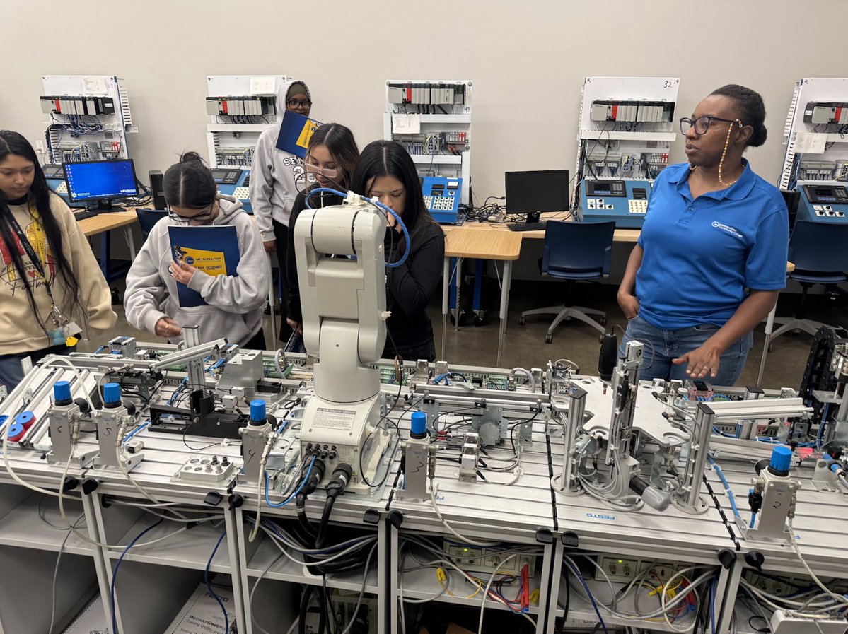 FrontierSchools's tweet image. Our #FSHS seniors recently visited the MCC Advanced Technical Institute! 🙌

They toured state-of-the-art facilities, met faculty, and learned about academic pathways. This experience will help them make informed decisions about their future! 🎓🚀