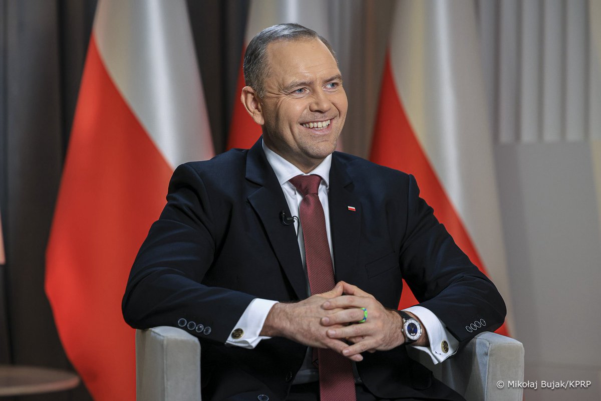 mikolaj_bk's tweet photo. Dzisiejszy wywiad dla @RadioWNET.
Pan Prezydent dostał od córki mały prezent, który – zgodnie z obietnicą – miał nosić do czasu, aż spadnie. No i nosi, nie ma zmiłuj.😁 https://t.co/y87mZtHFDg