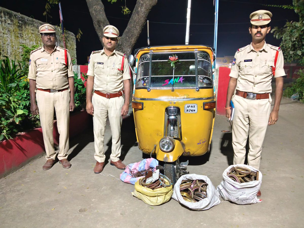 adilabad_sp's tweet image. Jainath Police crack Pump House theft in 3 days.
8 accused arrested (incl. 3 minors).
Stolen property recovered; 2 scrap shop owners held.
CI G. Shravan Kumar &amp;amp; team appreciated for swift action.

#AdilabadPolice #CrimeControl #SwiftAction #TelanganaPolice