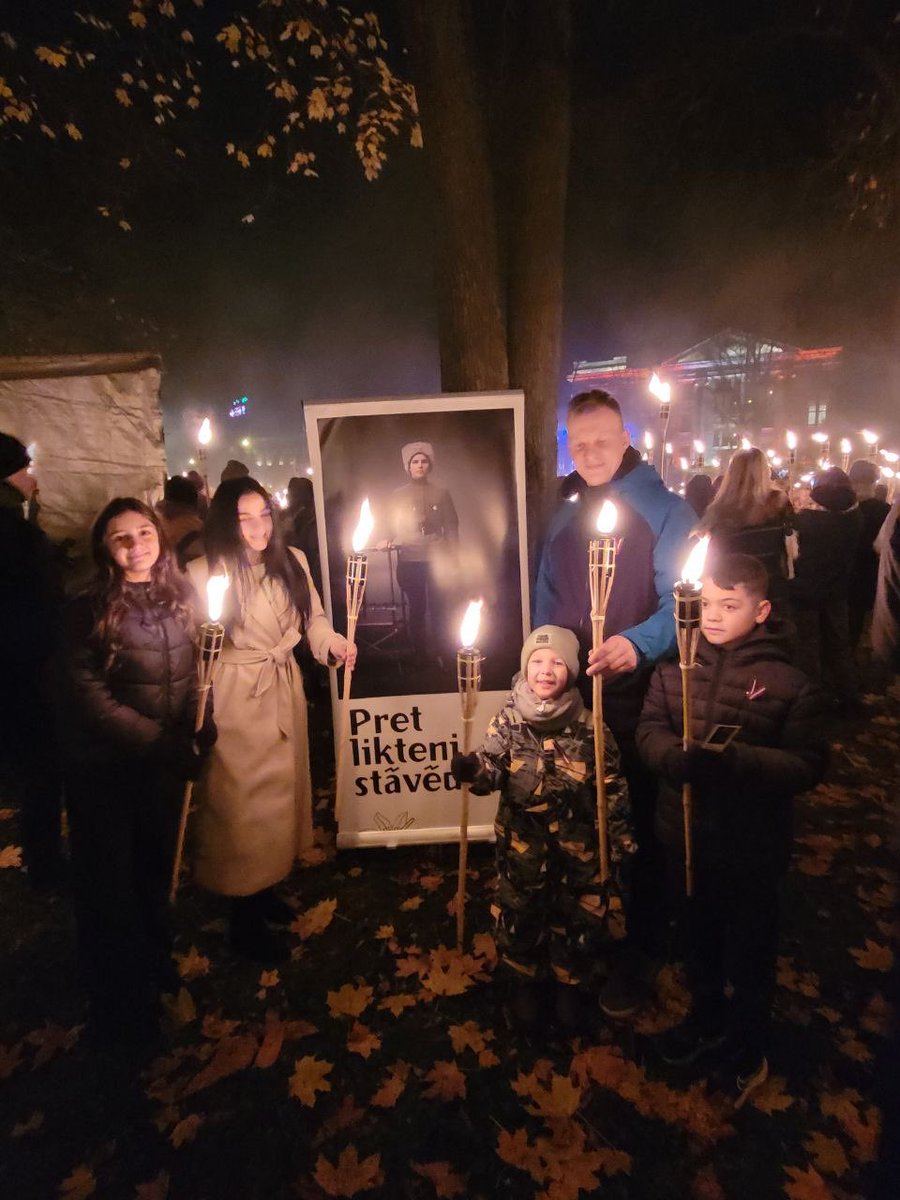 Sveicieni Latvijas svētkos!
Cerams, Emīlijai Krastiņai - leģendārajam strēlniekam Pēterītim no 2. Rīgas bataljona - aizsaules laukos ir siltāk ap sirdi.
strelnieki.com