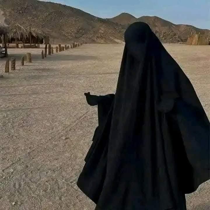 كانت حفصة بنت سيرين تغطي
 وجهها وهي عجوز، فيقال لها :

قال الله في القواعد
''فَلَيْسَ عَلَيْهِنَّ جُنَاحٌ أَن يَضَعْنَ ثِيَابَهُنَّ  '' 

فتقول أتموا الآية ...
'' وَأَن يَسْتَعْفِفْنَ خَيْرٌ لَهُنَّ ''💌