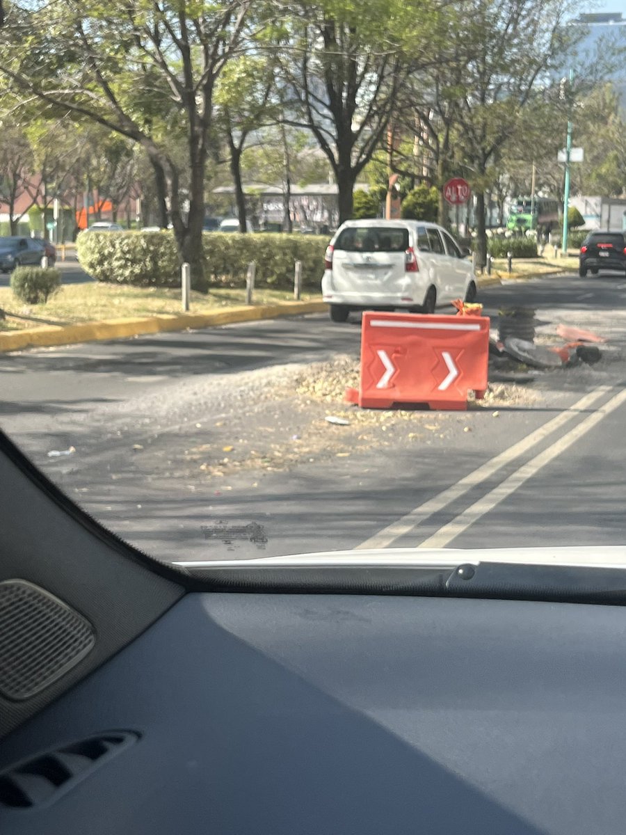 Marimar_F2's tweet photo. @carlosorvananos @_CuajimalpaCDMX Hola! No ha sucedido nada en el arreglo. 
Sigue un hoyo gigante a media vía principal !
#ayuda https://t.co/ICaXLR5aYI