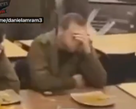 DeanCarmeli's tweet image. הבחור עם הבעת הפנים של &quot;יש לי קבא 56, מה אני עושה כאן?&quot; הוא חיית הנפש שלי