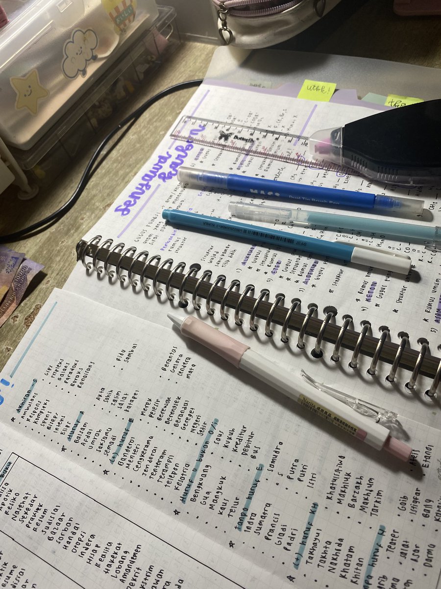 worksbyluna's tweet image. progress ᶻ 𝗓 𐰁 .ᐟ [18/11/25]

— start belajar pbm ternyata seru bgt! nyatet materi ejaan, belajar kimia buat presentasi, dan rangkum materi ppkn buat ulangan #hectic #pusing 🥲