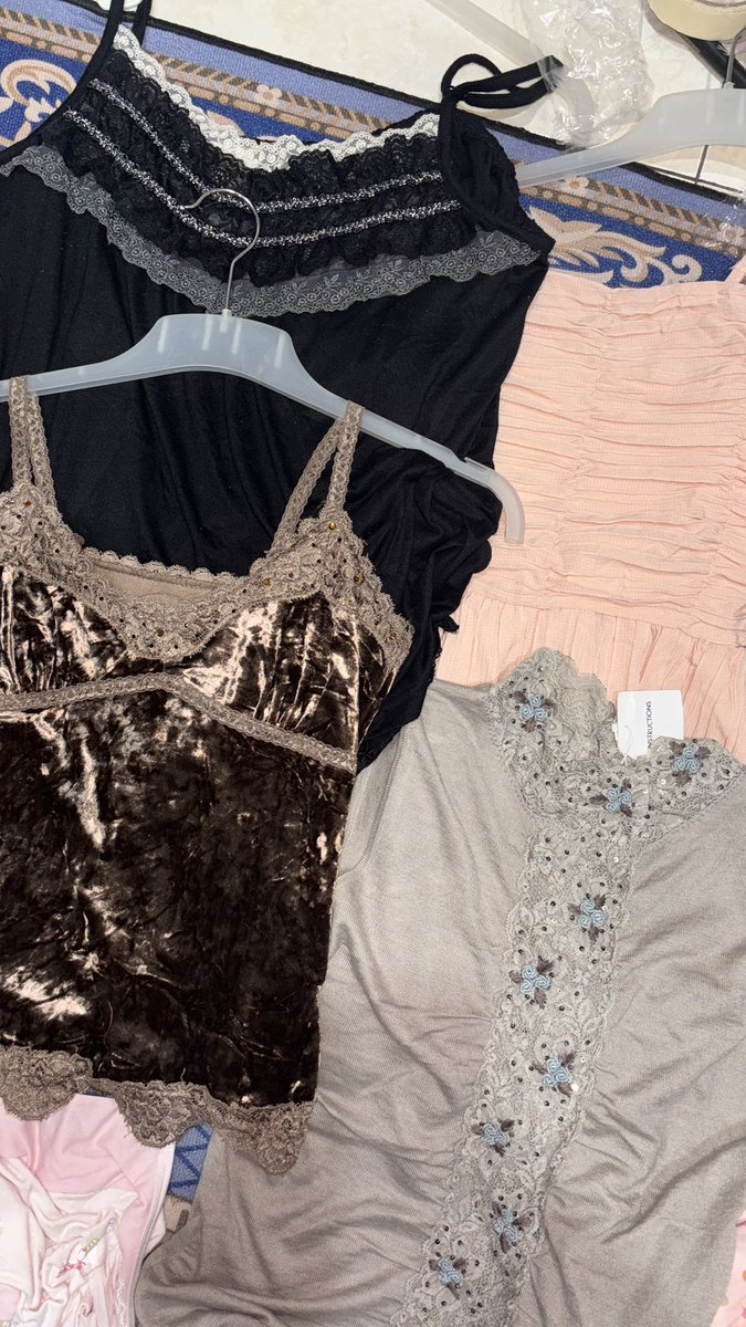 ada yang cari tanktop dm aja ya kalau mau tau harga dan detailnya start 45k aja 🩷