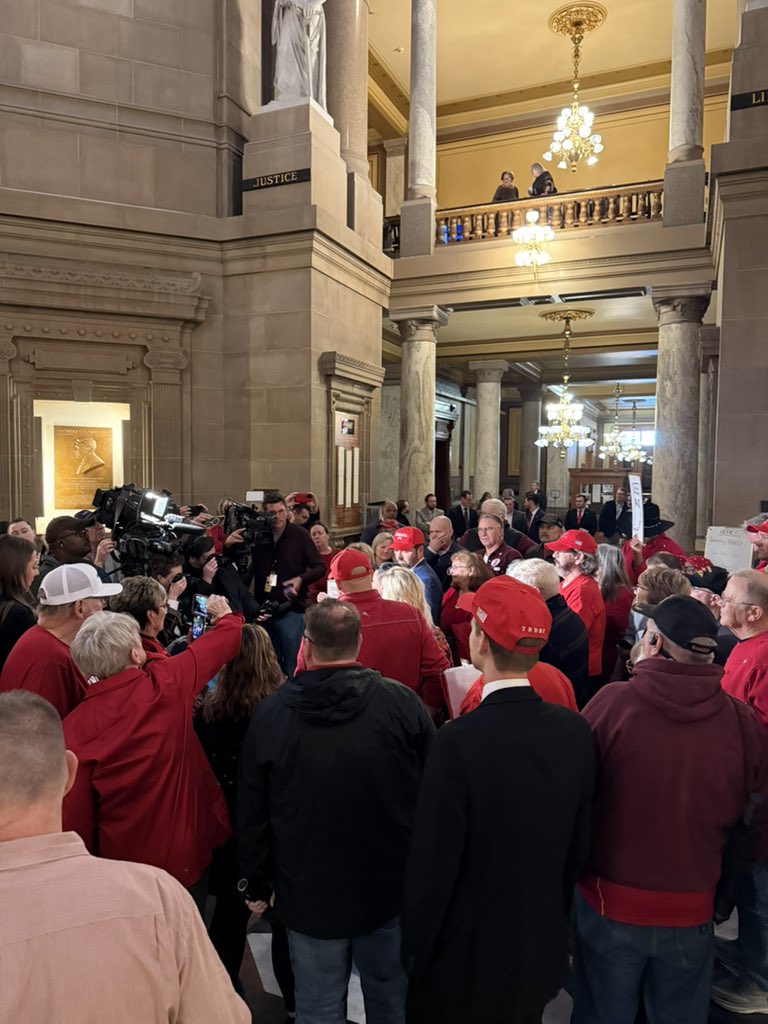 ProGamerJohnny's tweet image. At the Indiana Statehouse