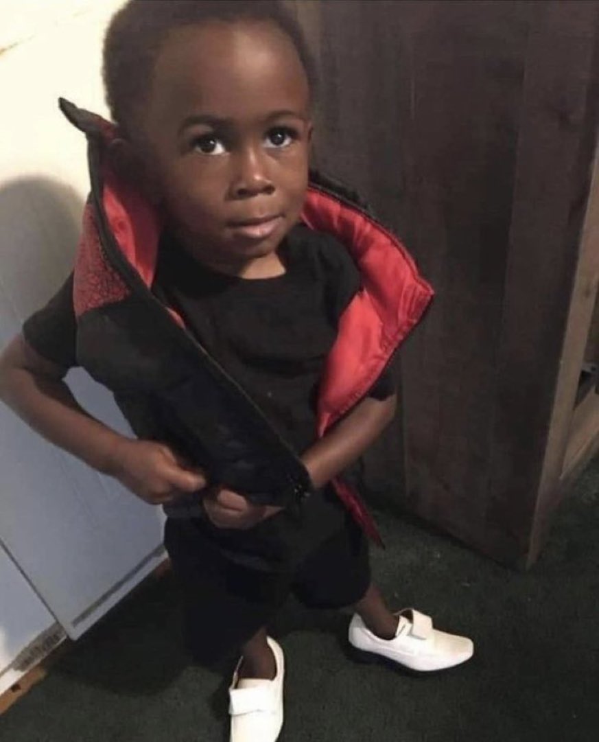 dahboss_vibez's tweet image. The girl that use to come when mummy and daddy are not always around is in the parlor with some people.

mummy said I should call you