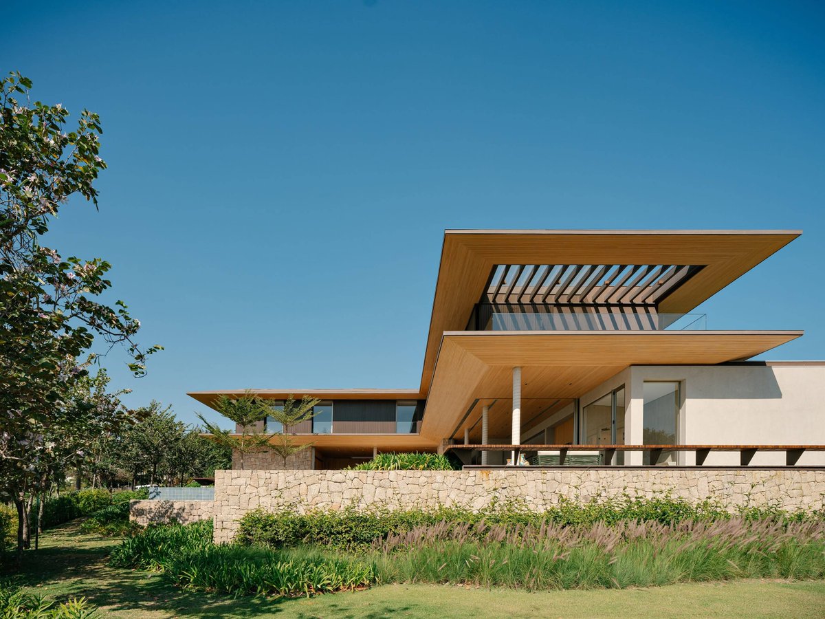 Architizer's tweet image. A dramatic overhang defines this L-shaped home, lifting its mass above the terrain and opening the social areas below. The façade mixes concrete, stone and metal panels to emphasize strong horizontal lines.

📍Itupeva, Brazil
Project by: Padovani Arquitetos
Details:…